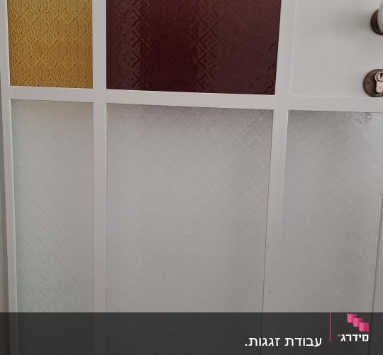 דלת זכוכית עם עיטורים צבעוניים